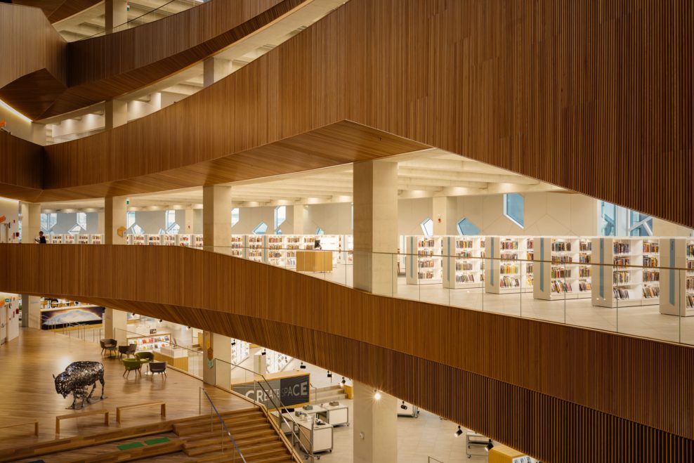 Центр общественных библиотек. Центральная городская библиотека library plaza в калгари. центральная библиотека калгари, канада. библиотека калгари атриум. calgary central library / snøhetta.
