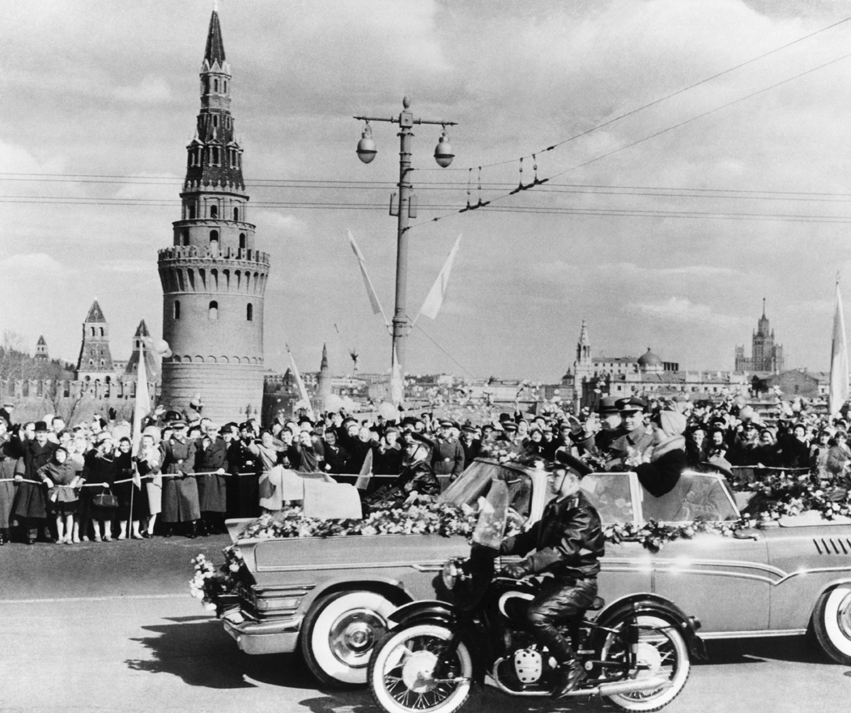Москва приветствует. Гагарин на красной площади 1961. Встреча Гагарина в Москве после полета 1961. Автомобиль Гагарина ЗИЛ 111в.